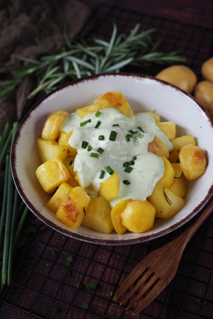 ofenkartoffeln-mit-joghurt-feta-knoblauch-dip