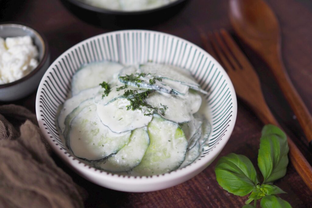 Blitzschneller Protein-Gurkensalat aus 3 Zutaten