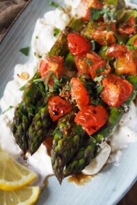grillspargel-auf-burrata