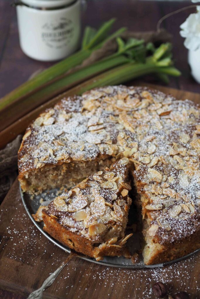 nussiger-rhabarberkuchen-mit-mandelhaube