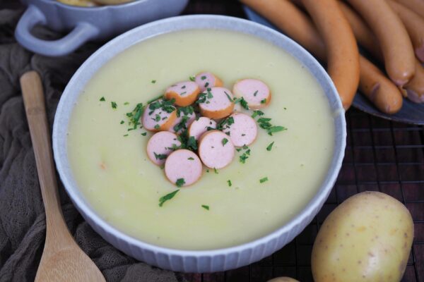 Einfache Kartoffelsuppe mit Würstchen wie von Oma - Wiewowasistgut Einfache Kartoffelsuppe mit Würstchen wie von Oma - Wiewowasistgut