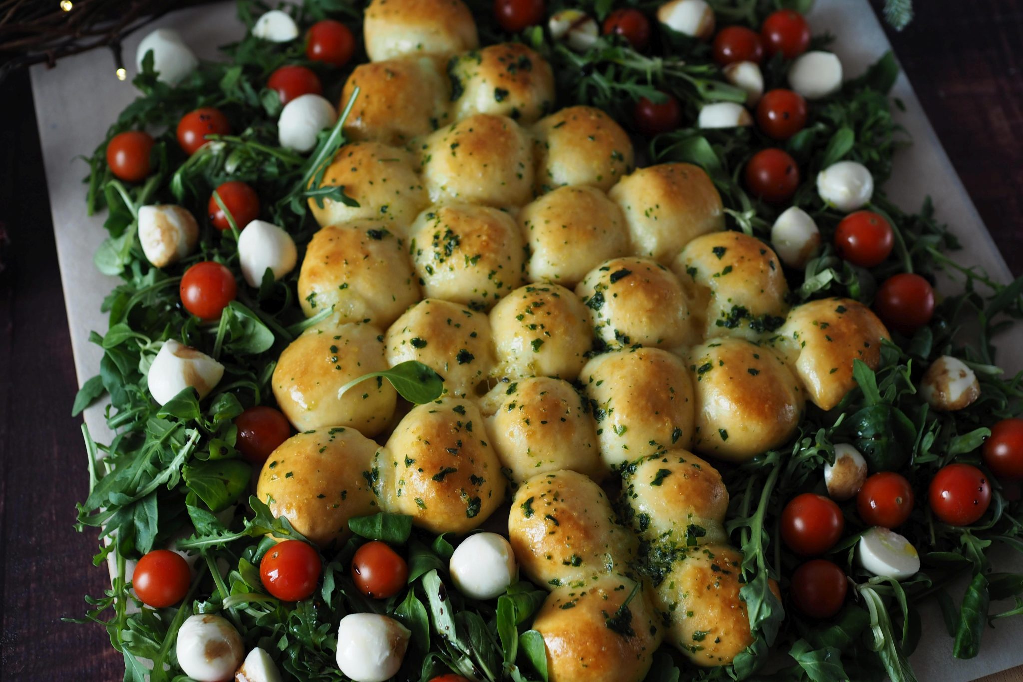Weihnachtliche Vorspeise: Brötchen-Tannenbaum im Salatbett - Wiewowasistgut