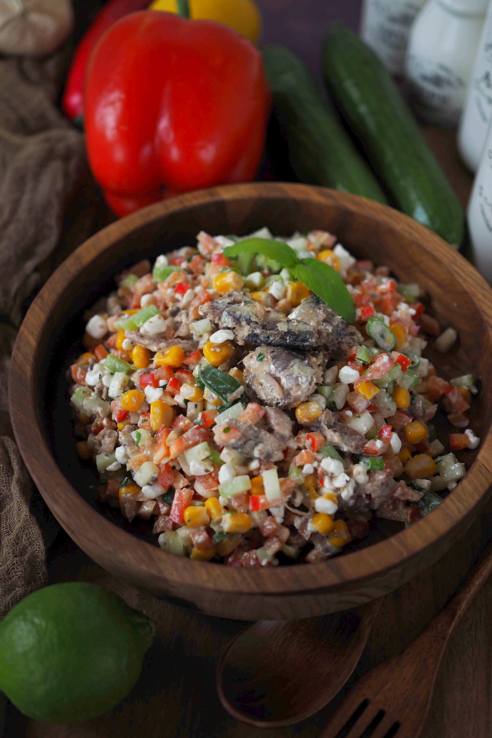 Perfekt zum Abnehmen: Proteinreicher Hüttenkäsesalat mit Sardinen