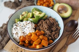 huettenkaese-sattmacher-bowl-mit-hack-avocado-suesskartoffel