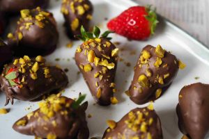 schoko-erdbeeren-mit-pistazien-selber-machen
