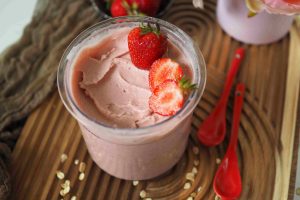 erdbeer-kefir-eis-gerne-proteinreich-ninja-creami