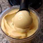 fruchtiges-mango-protein-eis-aus-der-ninja-creami