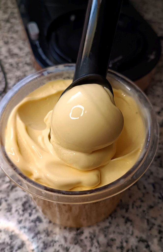 fruchtiges-mango-protein-eis-aus-der-ninja-creami 