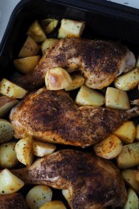 haehnchenschenkel-mit-kartoffeln-vom-blech-einfaches-ofenrezept