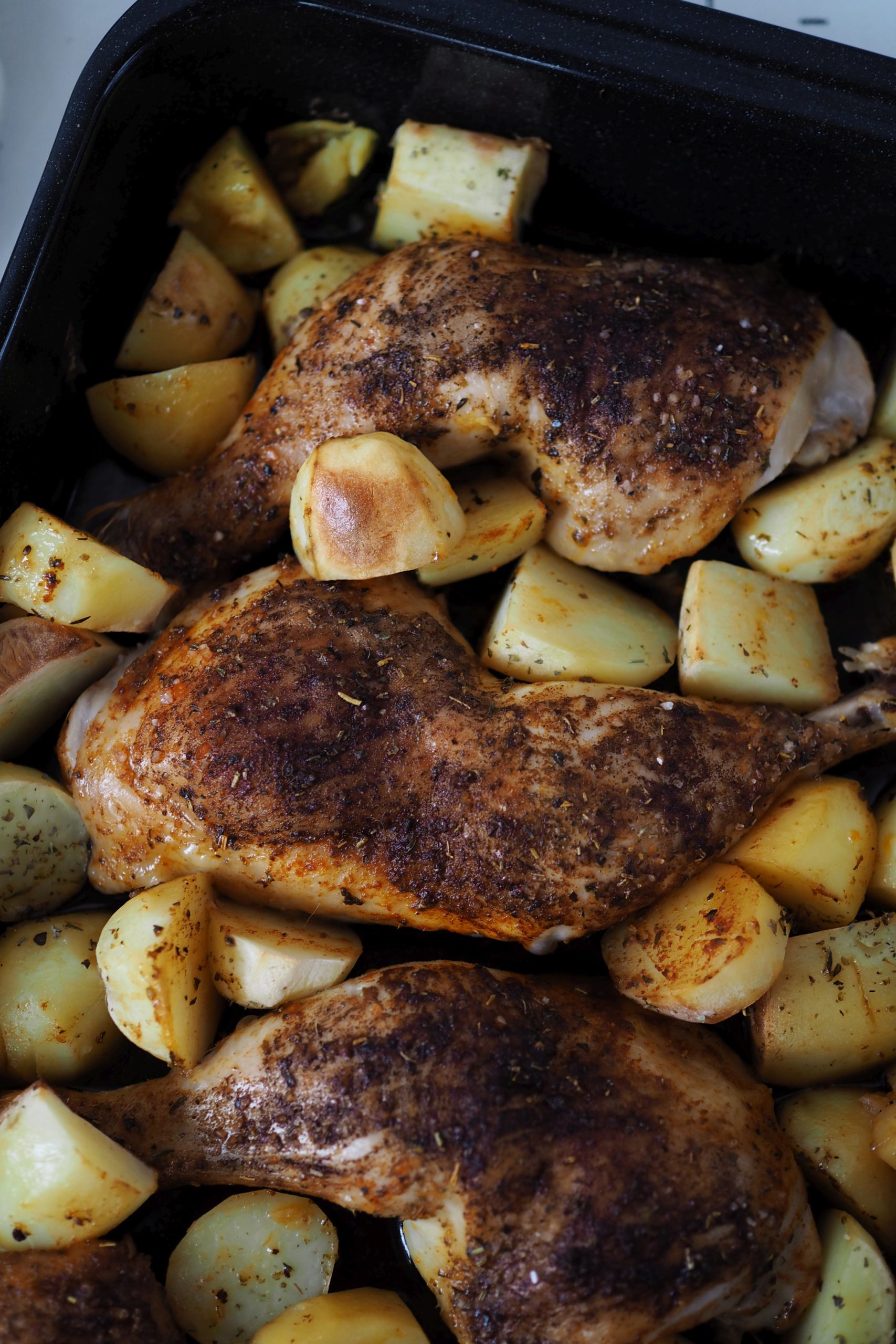 Hähnchenschenkel mit Kartoffeln vom Blech – einfaches Ofenrezept 