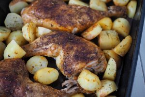 haehnchenschenkel-mit-kartoffeln-vom-blech-einfaches-ofenrezept