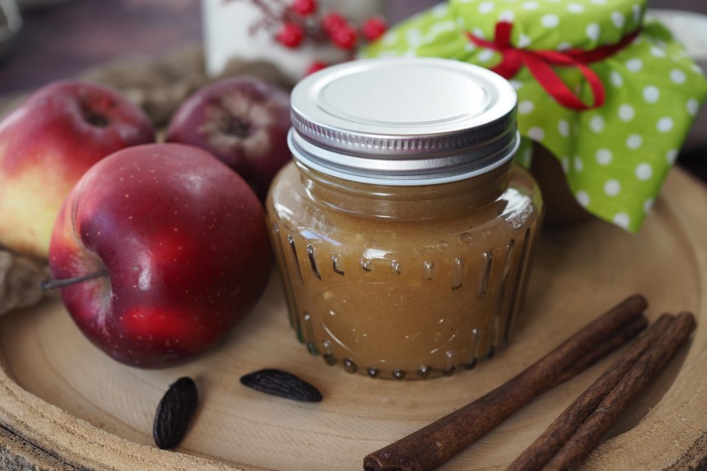 weihnachtliche-apfel-zimt-marmelade-geschenk-aus-der-kueche