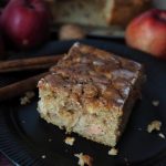fluffiger-zimtschnecken-kuchen-mit-apfel-saftig-einfach-gemacht