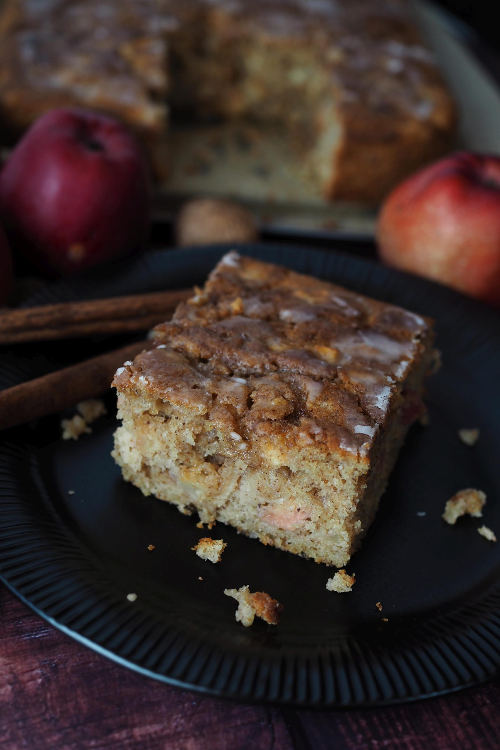 Fluffiger Zimtschnecken-Kuchen mit Apfel: saftig & einfach gemacht 