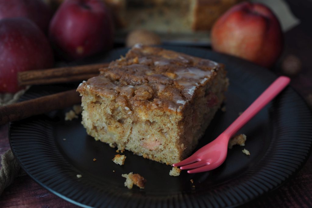 fluffiger-zimtschnecken-kuchen-mit-apfel-saftig-einfach-gemacht