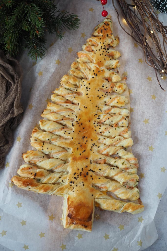 einfache-weihnachts-vorspeise-lachs-blaetterteig-tannenbaum