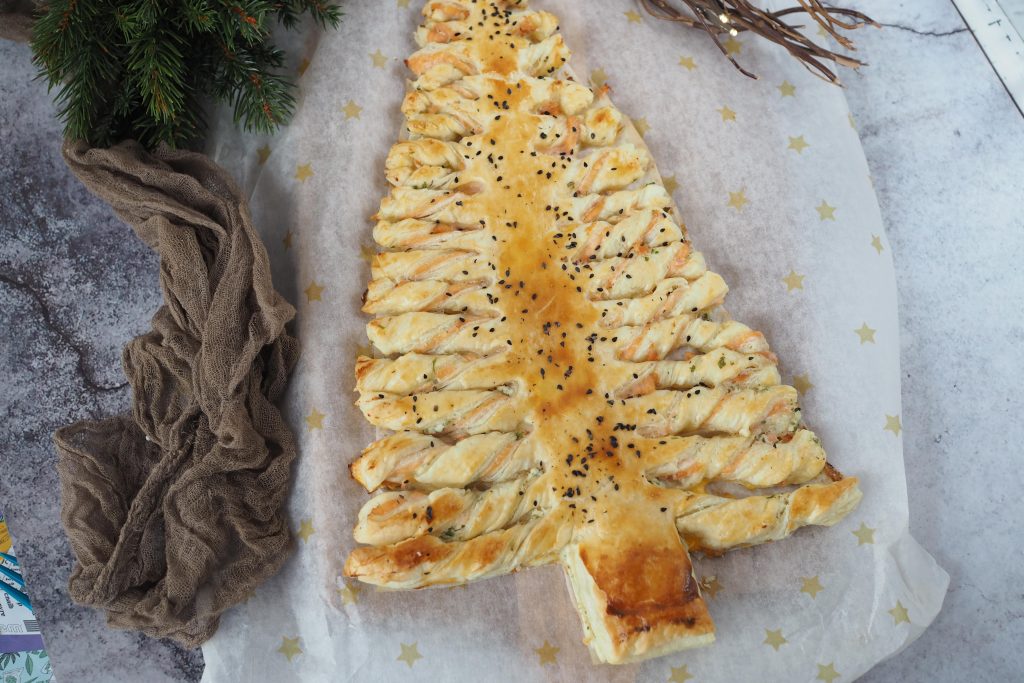 einfache-weihnachts-vorspeise-lachs-blaetterteig-tannenbaum