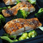 20-minuten-ofen-lachs-mit-brokkoli-asiatischem-gurkensalat