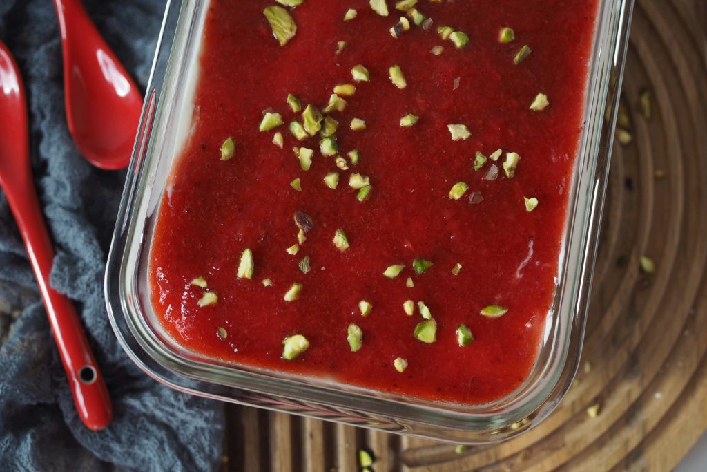 high-protein-brownie-fruehstuecksbowl-mit-erdbeermus-ohne-zucker