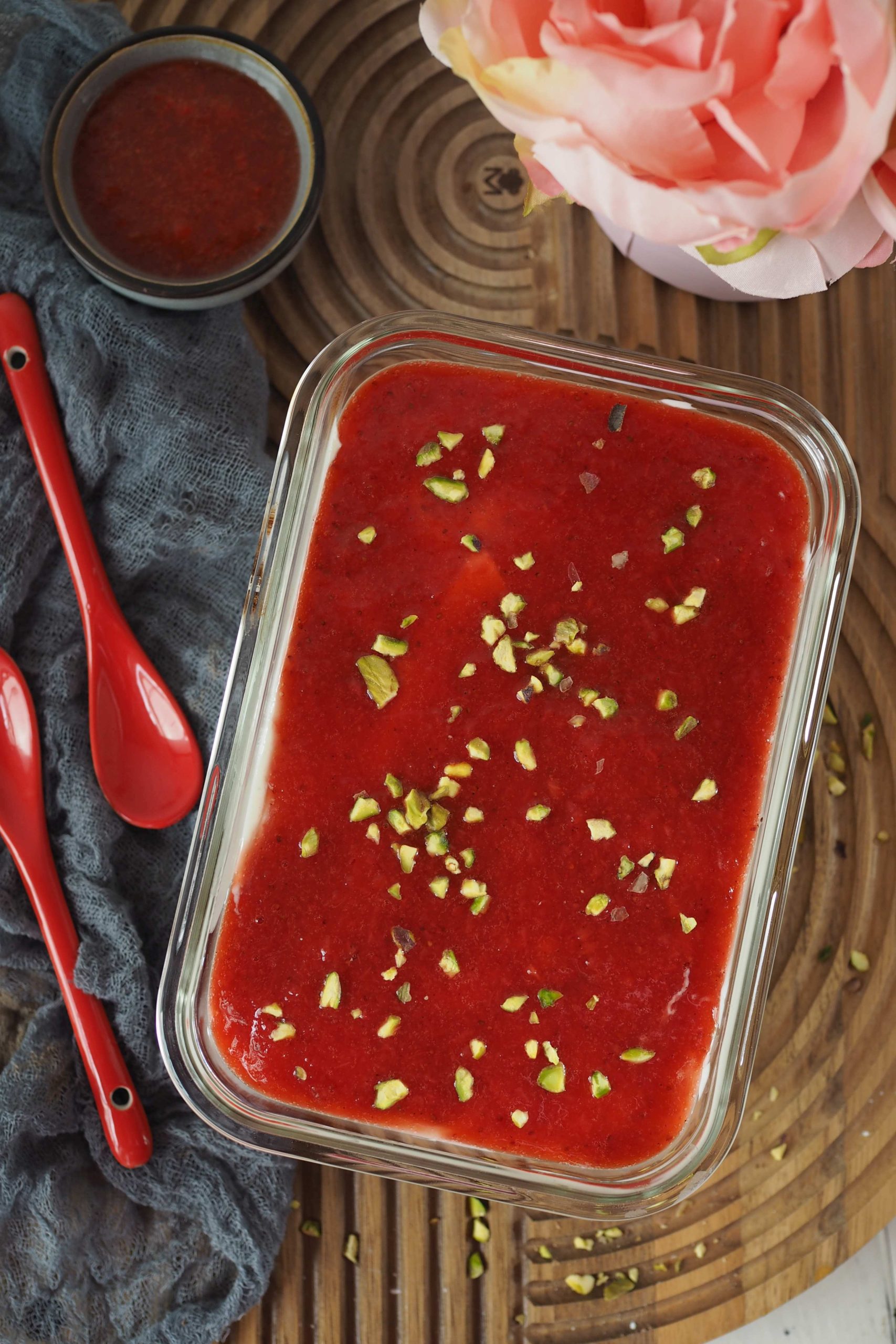 High Protein Brownie-Frühstücksbowl mit Erdbeermus {ohne Zucker}