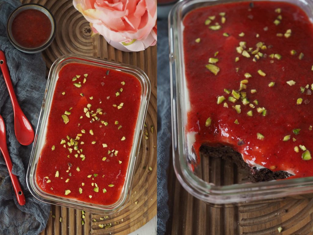 high-protein-brownie-fruehstuecksbowl-mit-erdbeermus-ohne-zucker