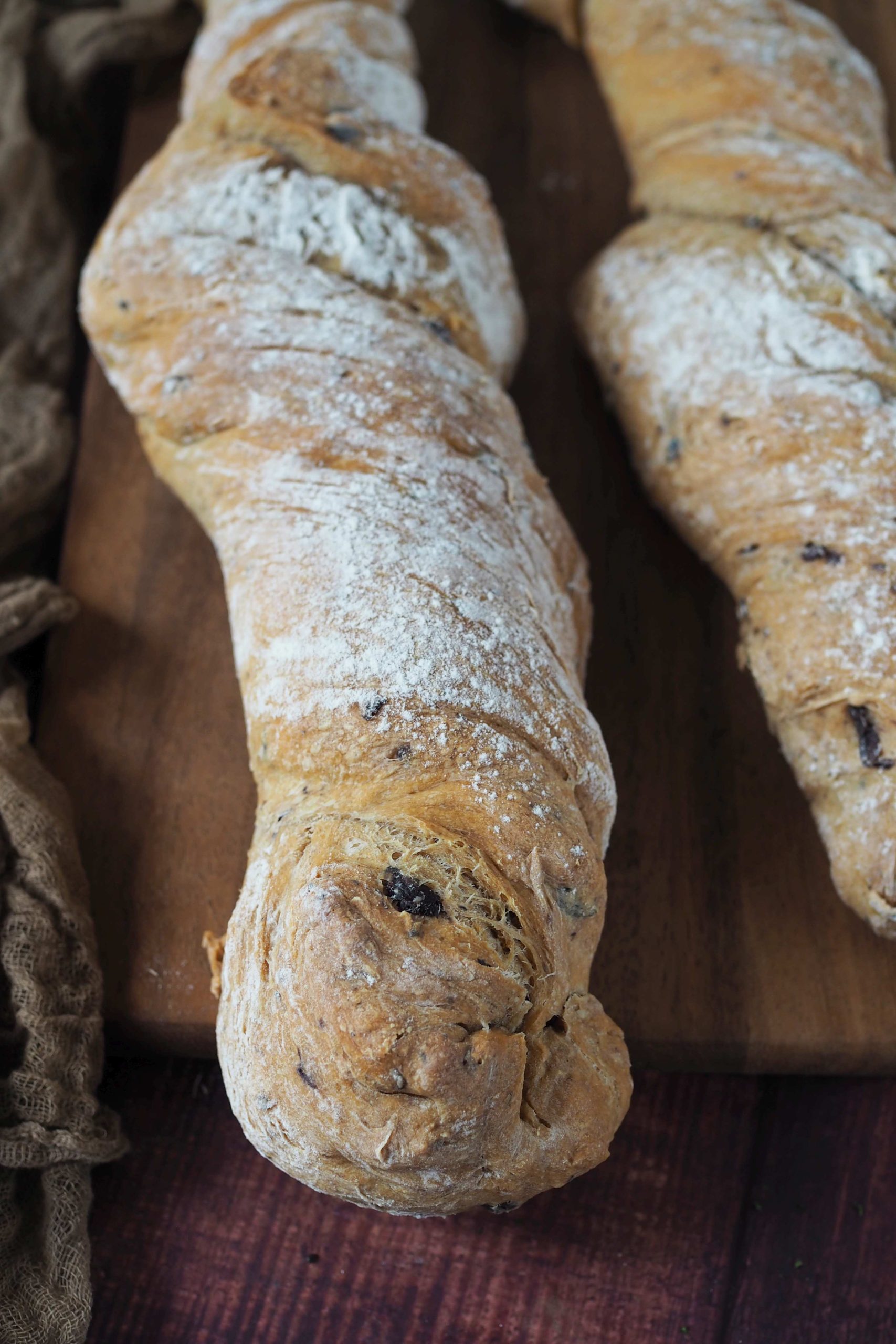 Rustikales Oliven‑Baguette: knusprig, mediterran und super einfach