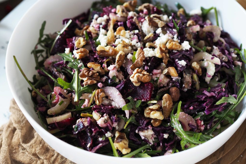 proteinreicher-wintersalat-mit-feta-walnuessen-roter-bete