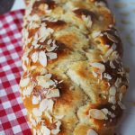 proteinreicher-hefezopf-ohne-zucker-saftig-einfach-gemacht