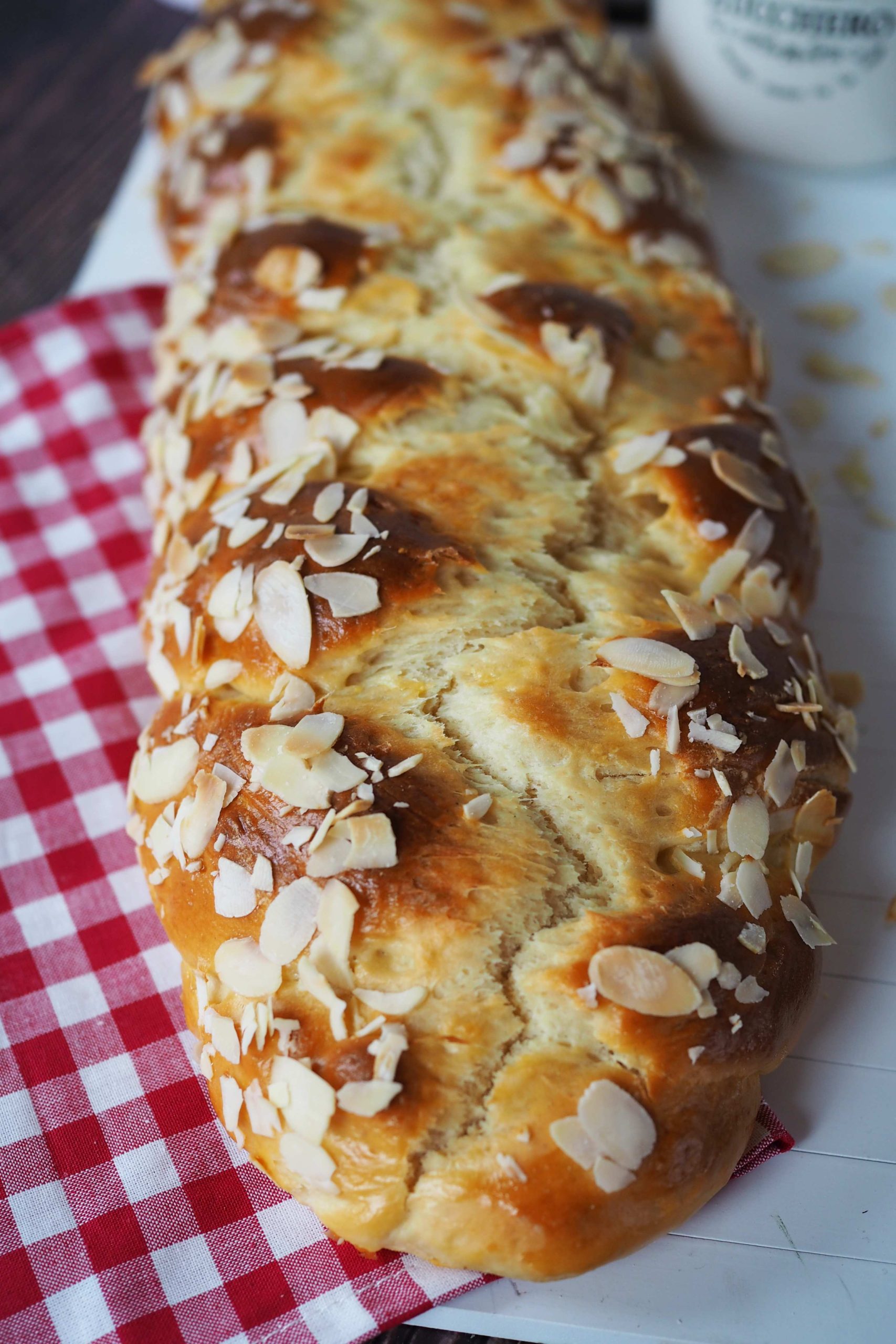 Proteinreicher Hefezopf ohne Zucker: saftig & einfach gemacht