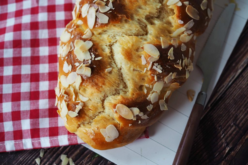 proteinreicher-hefezopf-ohne-zucker-saftig-einfach-gemacht