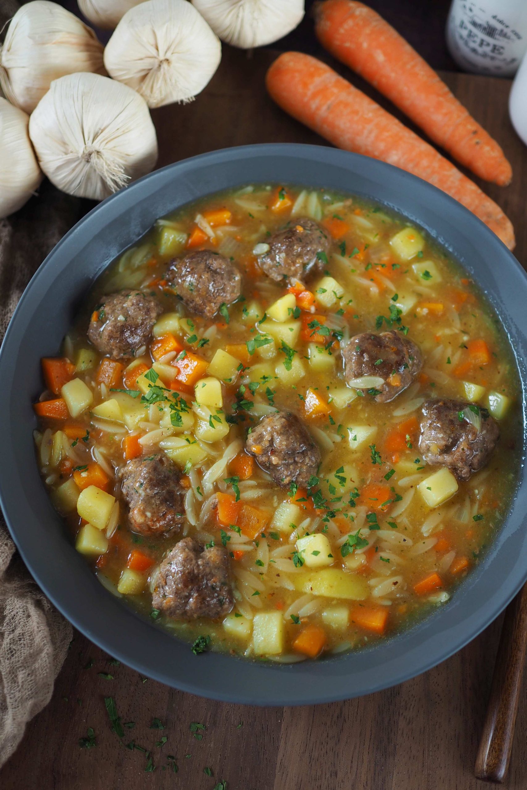 Einfacher Hackbällchen-Eintopf mit Gemüse und Risoni