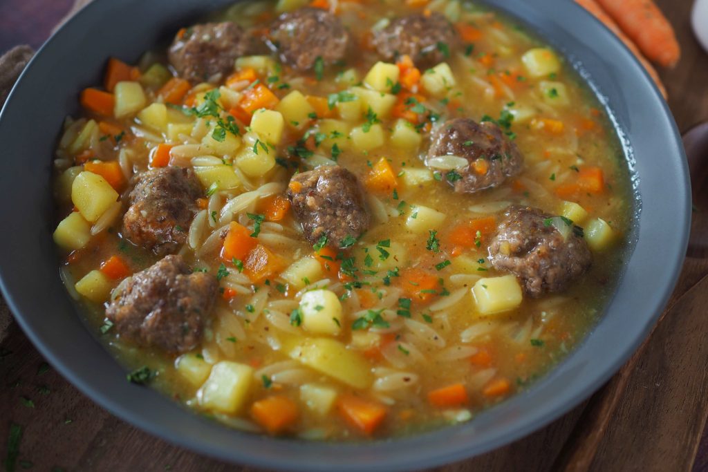 einfacher-hackbaellchen-eintopf-mit-gemuese-und-risoni