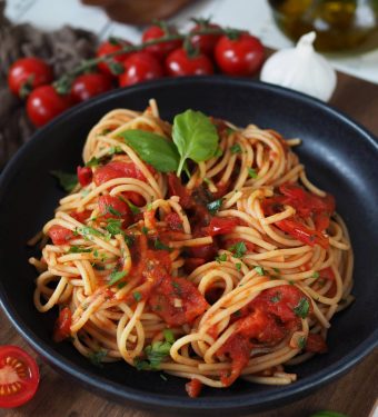 5-zutaten-knoblauch-tomaten-pasta
