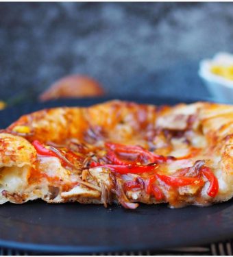 american-bbq-pizza-mit-kaeserand-vom-pizzastein-grill