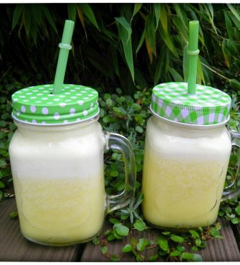 Ananas-Ingwer-Fettburner Smoothie als erste Mahlzeit am Morgen