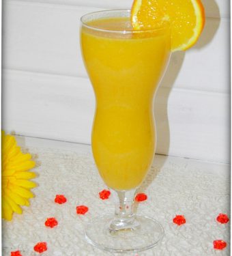 Ananas-Kaki-Ingwer-Smoothie-gesunder-Cocktail-am-Morgen