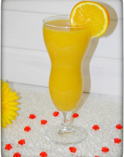 Ananas-Kaki-Ingwer-Smoothie-gesunder-Cocktail-am-Morgen