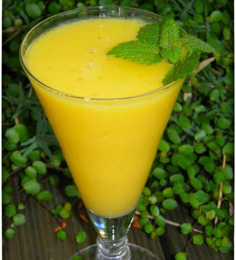 Mango – Ananas Dreamteam Smoothie mit Kokoswasser und Ingwer