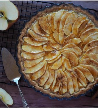 glasierter-apfelkuchen-mit-pudding-und-aprikosen-konfituere