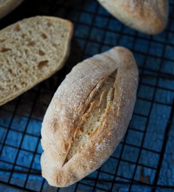 schnelle-und-einfache-broetchen-baguettebroetchen