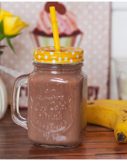 schoko-bananen-milchshake-selbstgemachtem-kakaopulver-fruehstueck