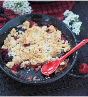 fruchtiger-beeren-crumble-mit-zimt-streuseln