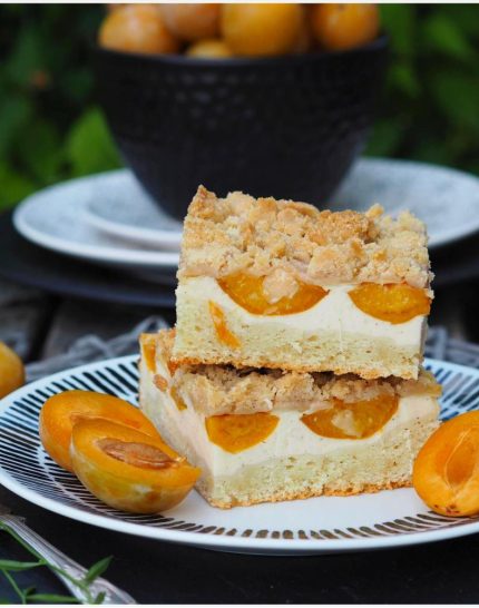 kaese-blechkuchen-mit-gelben-pflaumen-und-mandel-streusel-haube