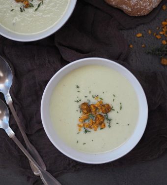 blumenkohl-knoblauch-sueppchen-mit-croutons-und-zitronen-thymian