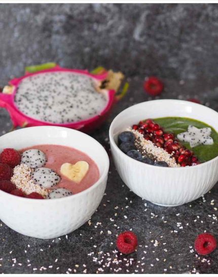 exotische-smoothie-bowls-mit-wintergewuerzen-obst-acai-gerstengras-detox