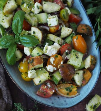 brotsalat-mit-laugenbroetchen