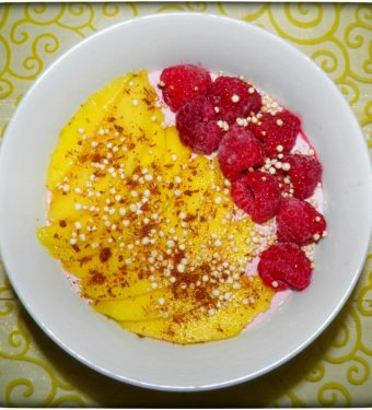 Smoothie-Bowl-Mango-Himbeere-trifft-leckeren-Chia-Pudding