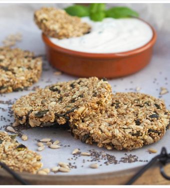 Low Carb-Chia-Sesam-XXL-Cracker-mit-Dip