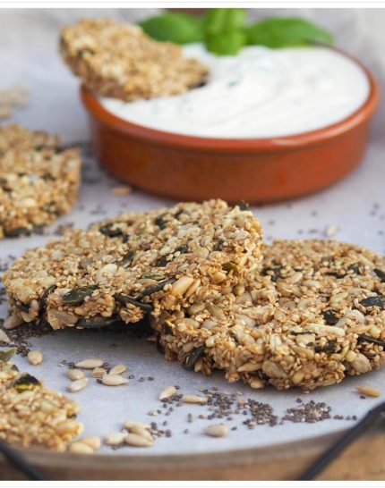 Low Carb-Chia-Sesam-XXL-Cracker-mit-Dip