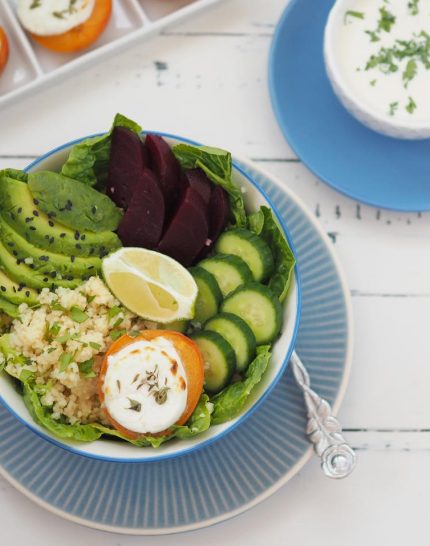 couscous-salat-bowl-aprikosen-gratinierter-ziegenkaese